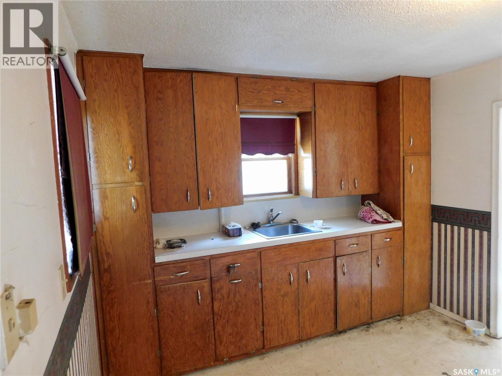 410 6Th Avenue E, Assiniboia, SK - Indoor Photo Showing Kitchen