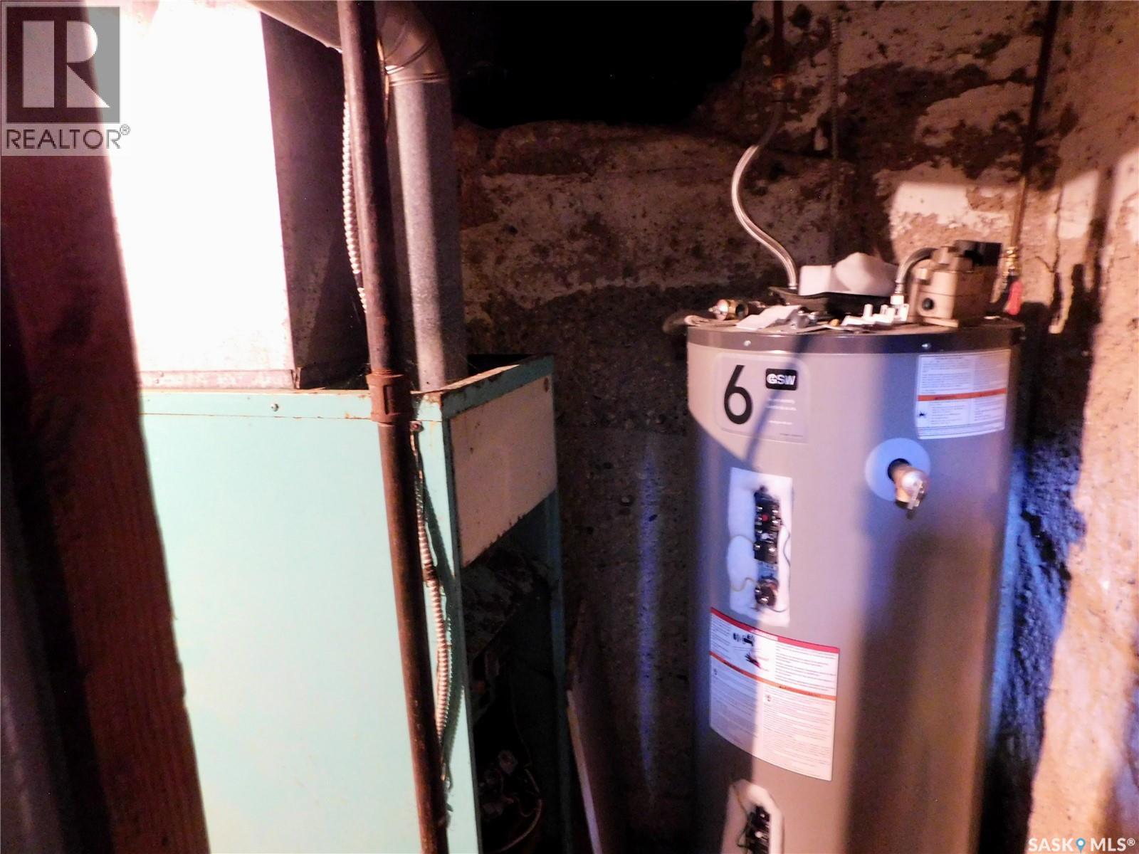 410 6Th Avenue E, Assiniboia, SK - Indoor