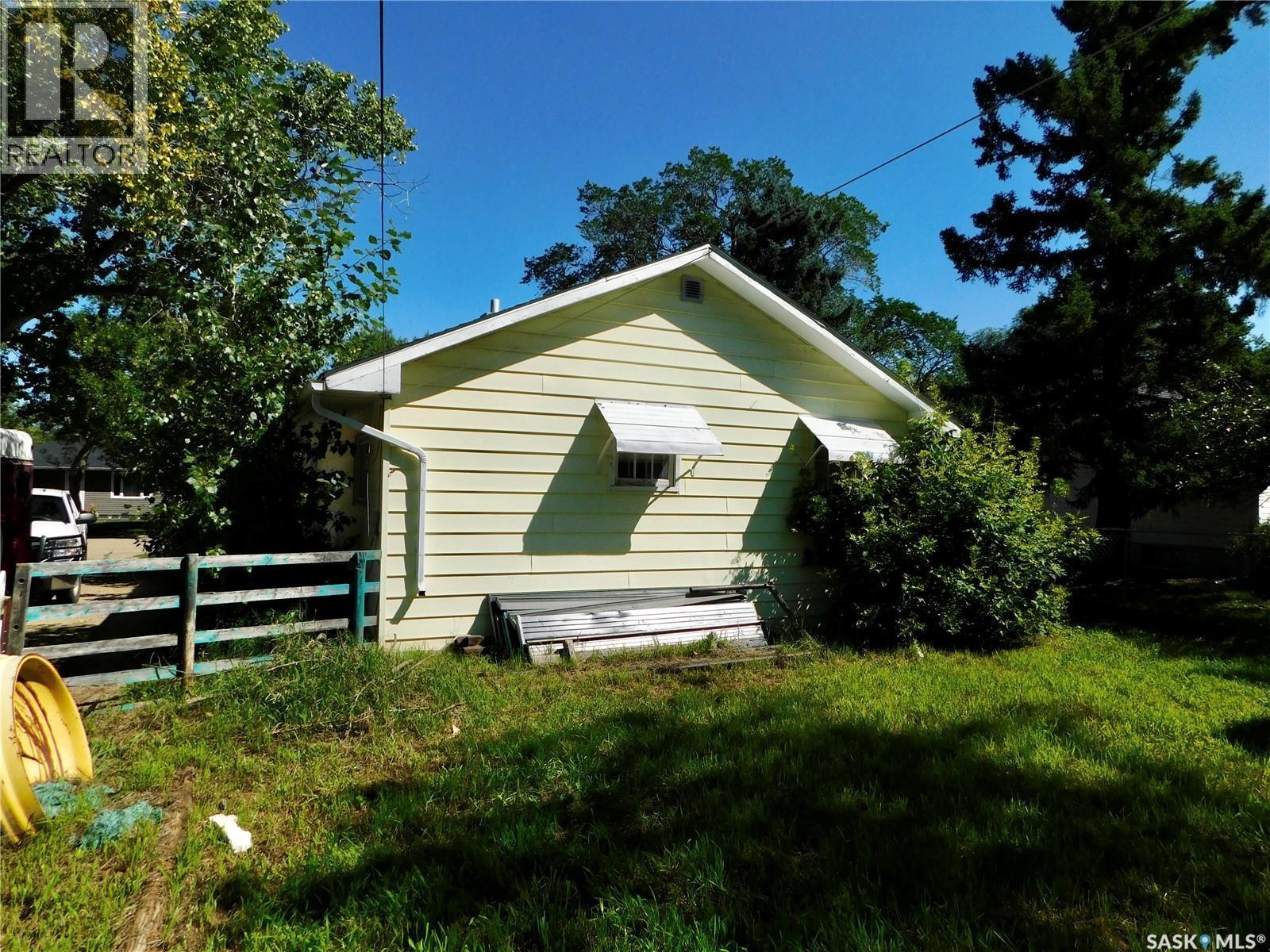 410 6Th Avenue E, Assiniboia, SK - Outdoor