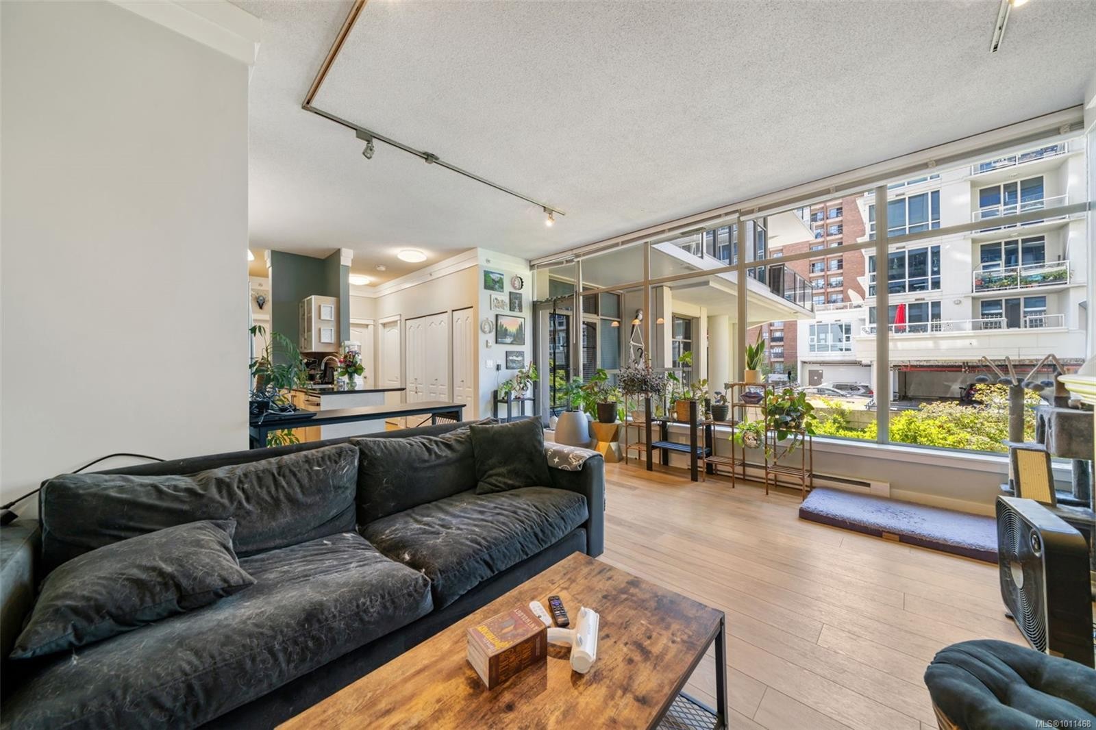 210-845 Yates St, Victoria, BC - Indoor Photo Showing Living Room