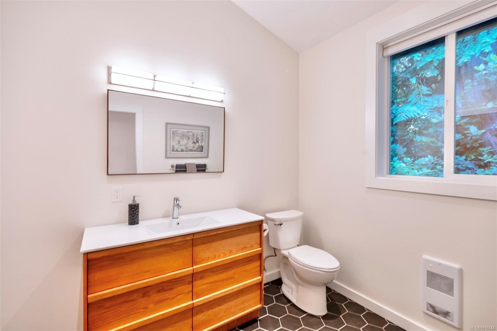 1316 Lynn Rd, Tofino, BC