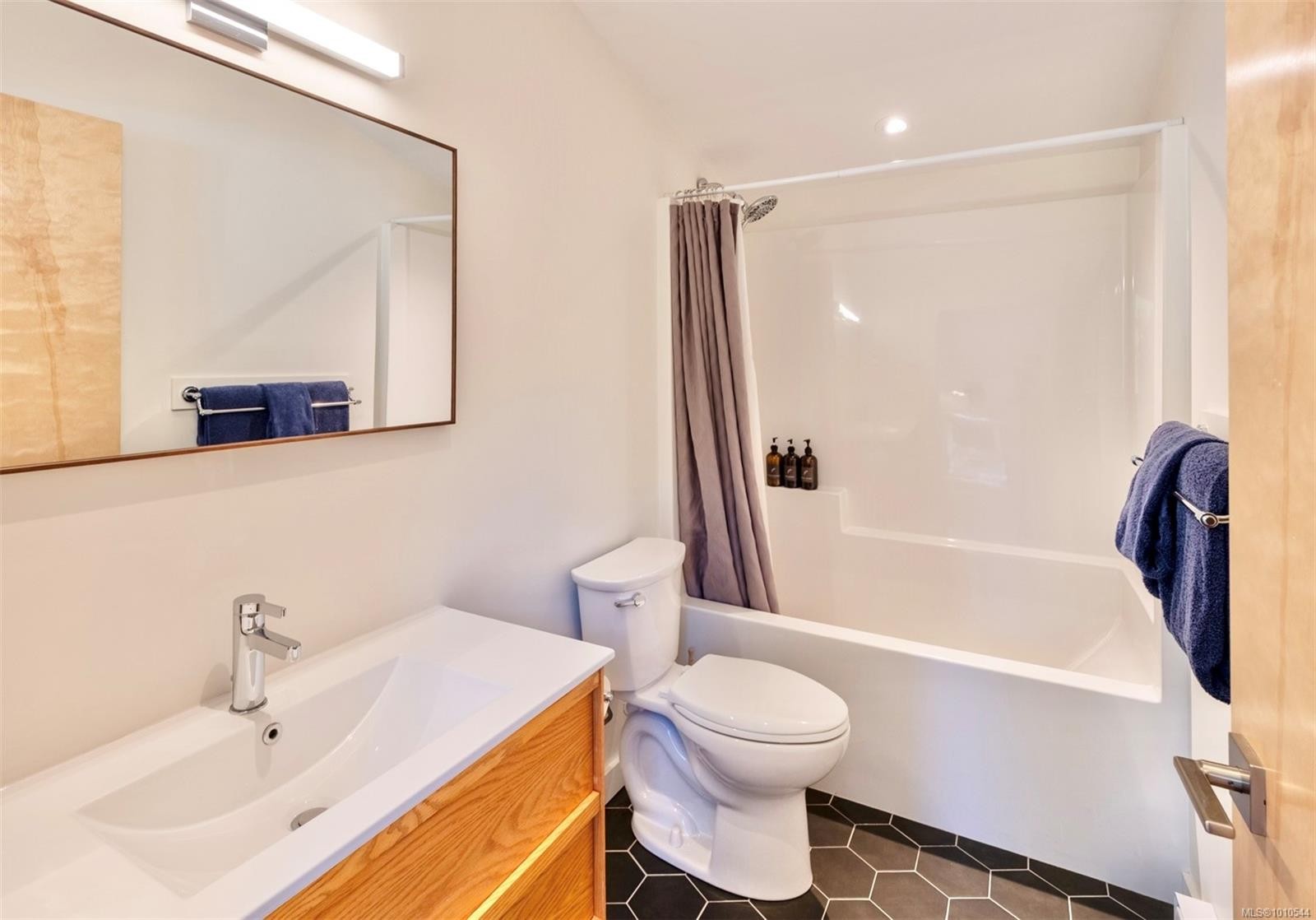 1316 Lynn Rd, Tofino, BC