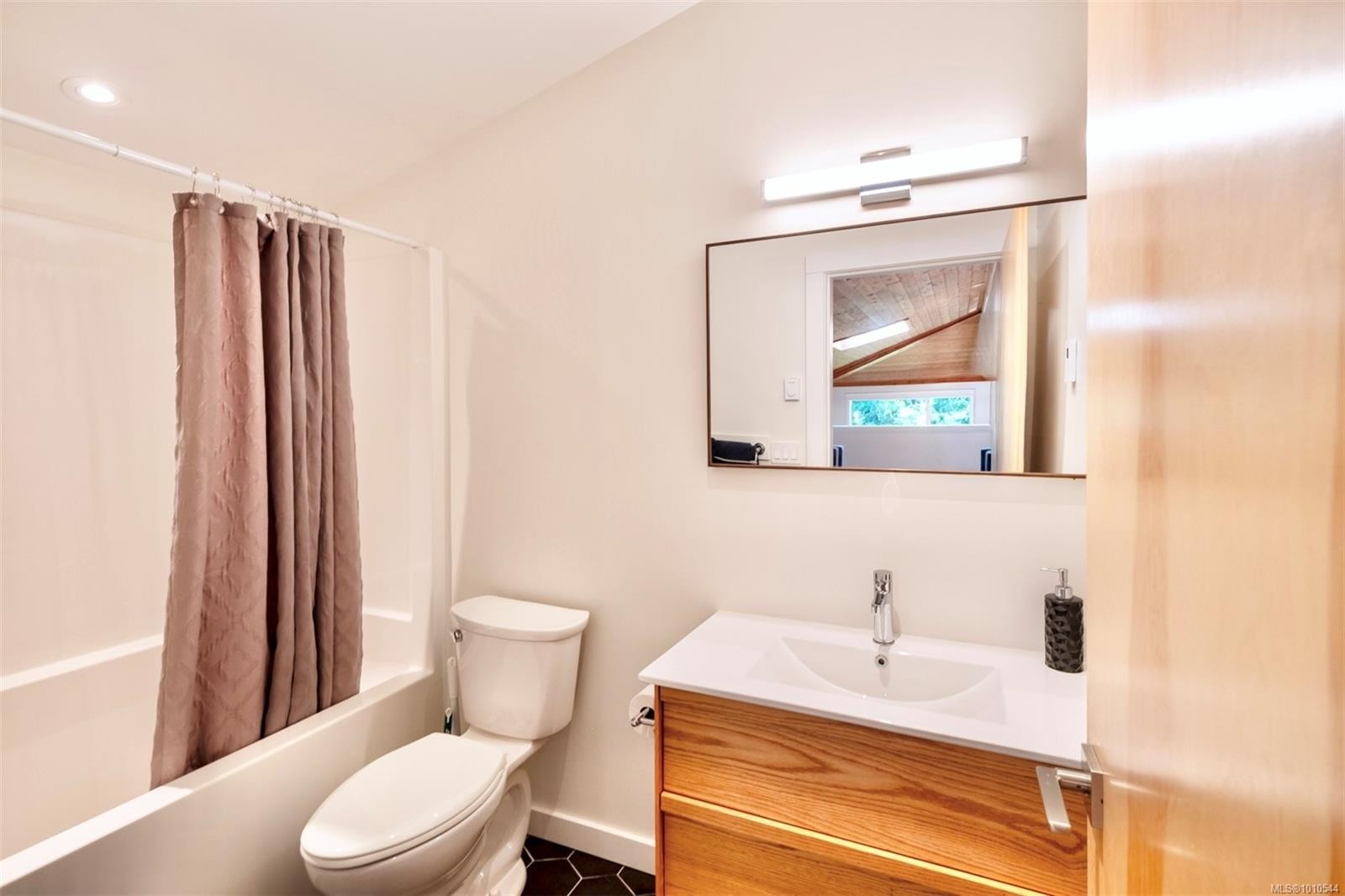 1316 Lynn Rd, Tofino, BC