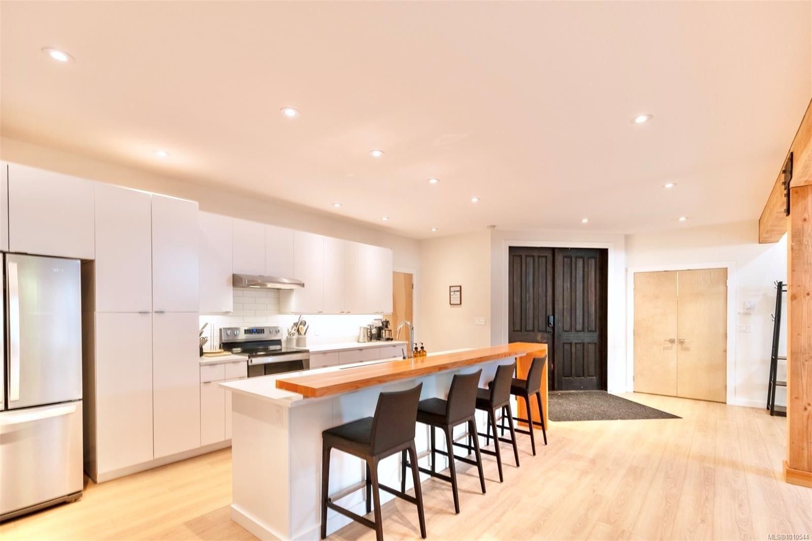 1316 Lynn Rd, Tofino, BC