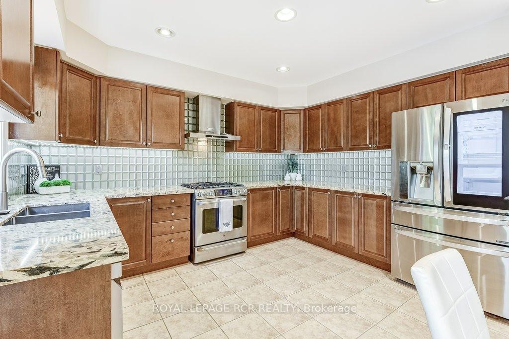 42 Mynden Way, Newmarket, ON - Indoor Photo Showing Kitchen With Stainless Steel Kitchen With Double Sink