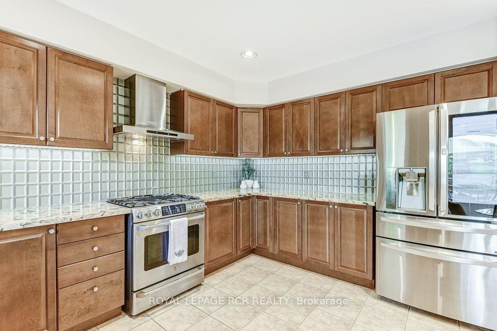 42 Mynden Way, Newmarket, ON - Indoor Photo Showing Kitchen With Stainless Steel Kitchen