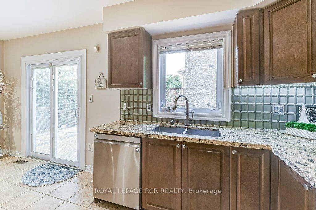 42 Mynden Way, Newmarket, ON - Indoor Photo Showing Kitchen With Double Sink With Upgraded Kitchen