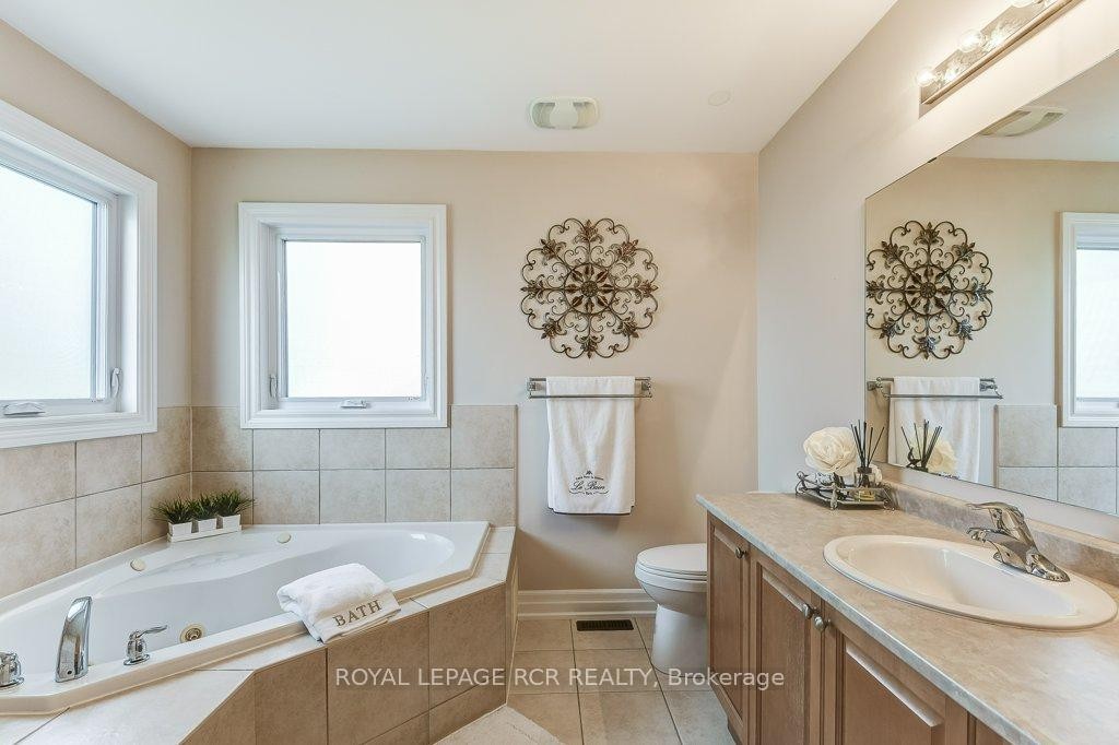 42 Mynden Way, Newmarket, ON - Indoor Photo Showing Bathroom