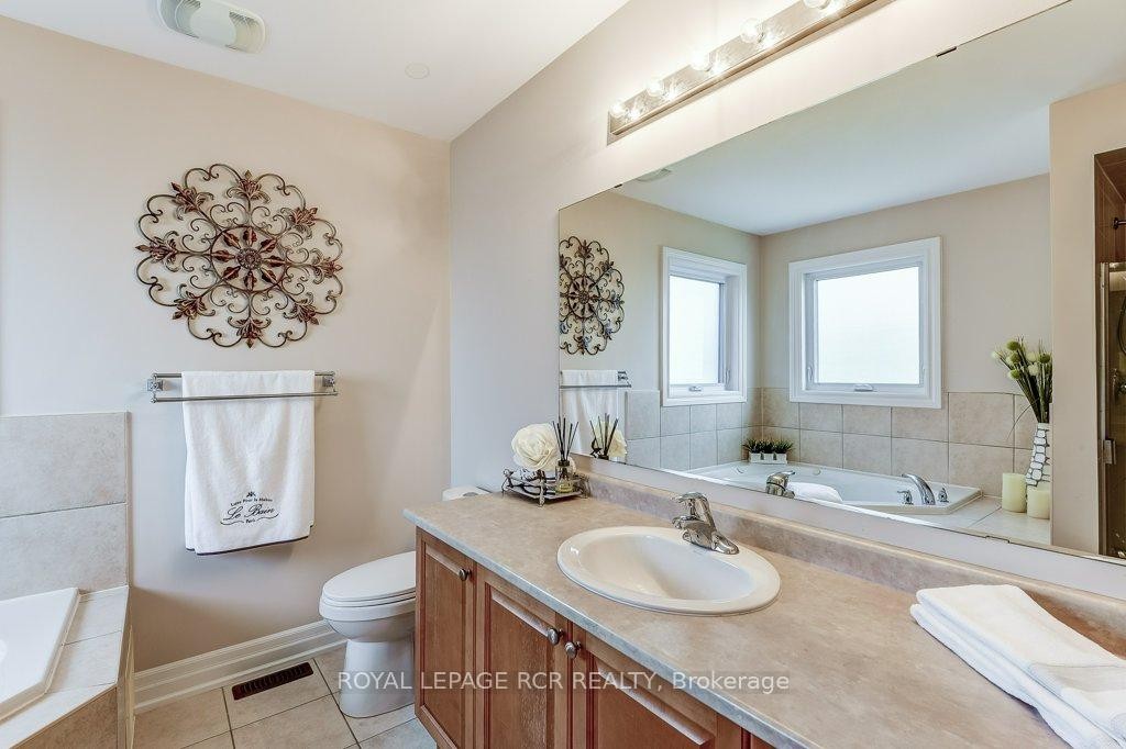 42 Mynden Way, Newmarket, ON - Indoor Photo Showing Bathroom
