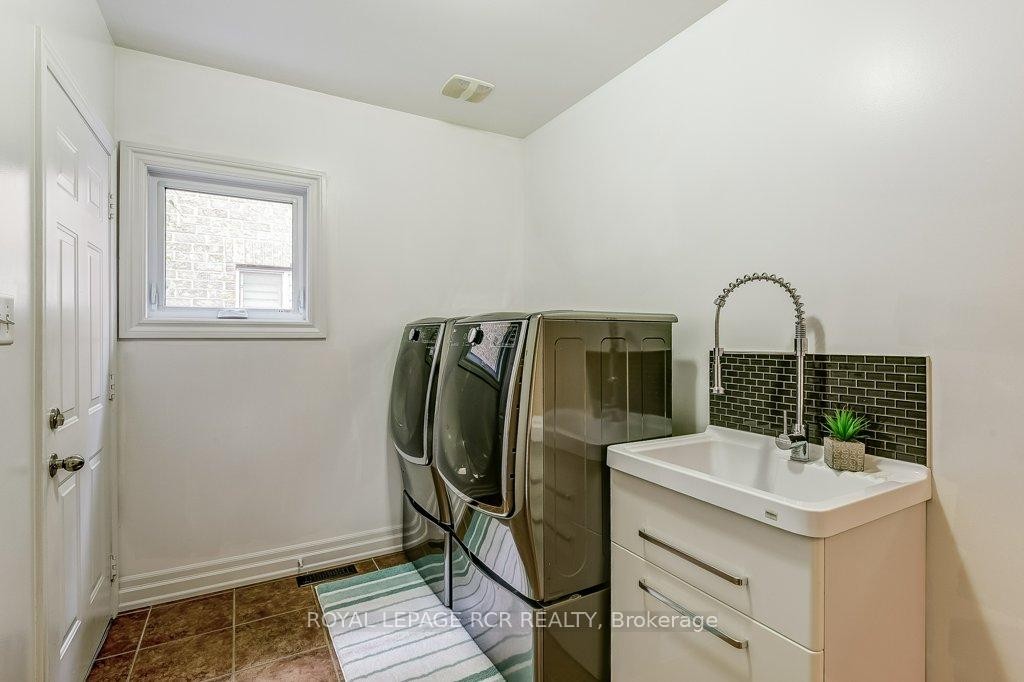42 Mynden Way, Newmarket, ON - Indoor Photo Showing Laundry Room