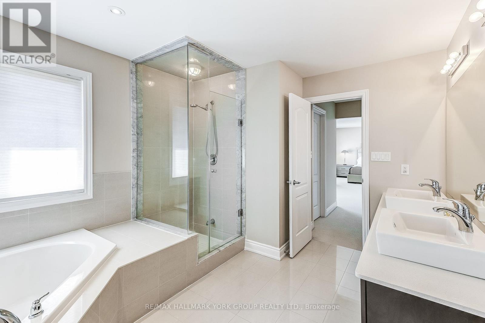 1022 Sherman Brock Circle, Newmarket, ON - Indoor Photo Showing Bathroom