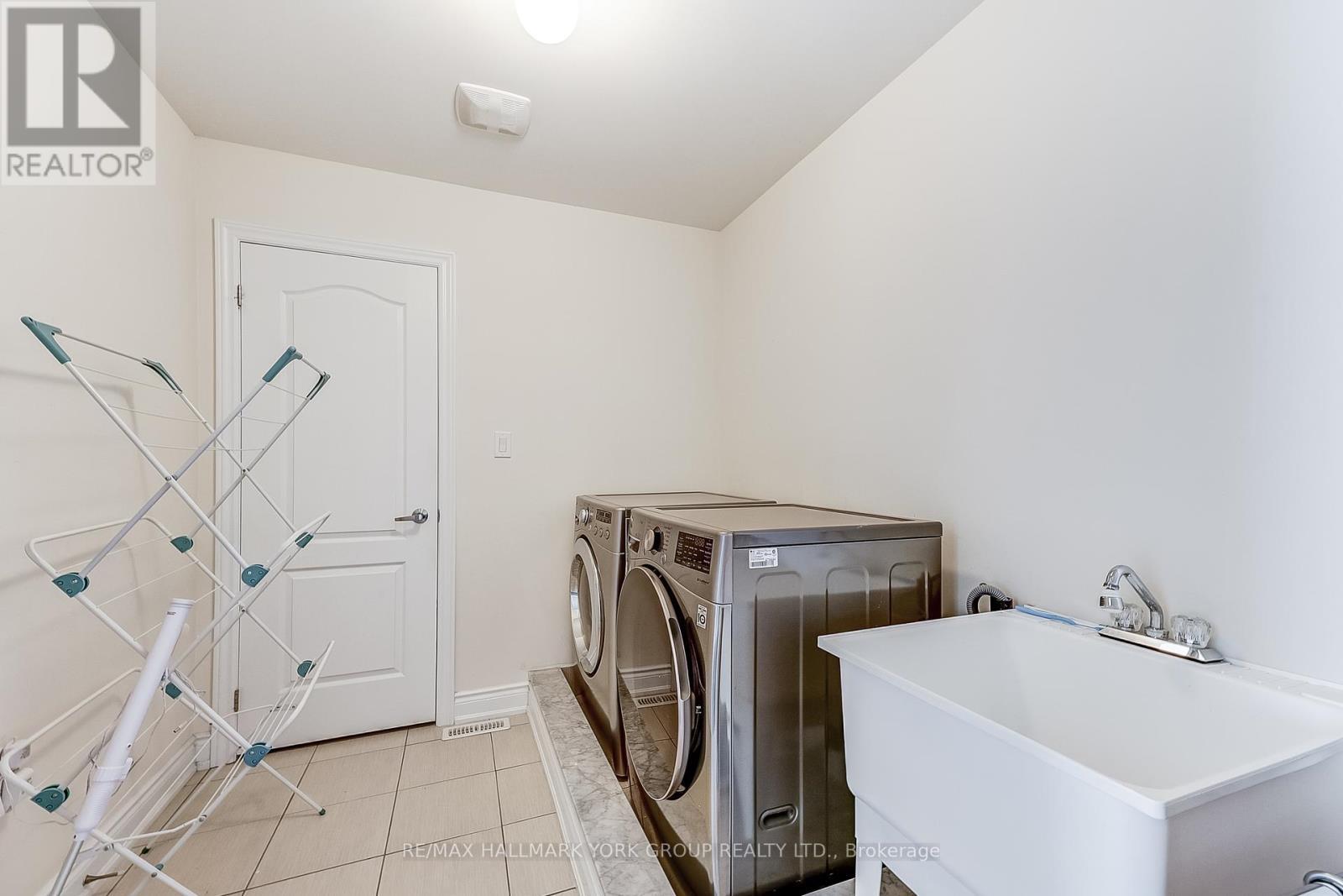1022 Sherman Brock Circle, Newmarket, ON - Indoor Photo Showing Laundry Room
