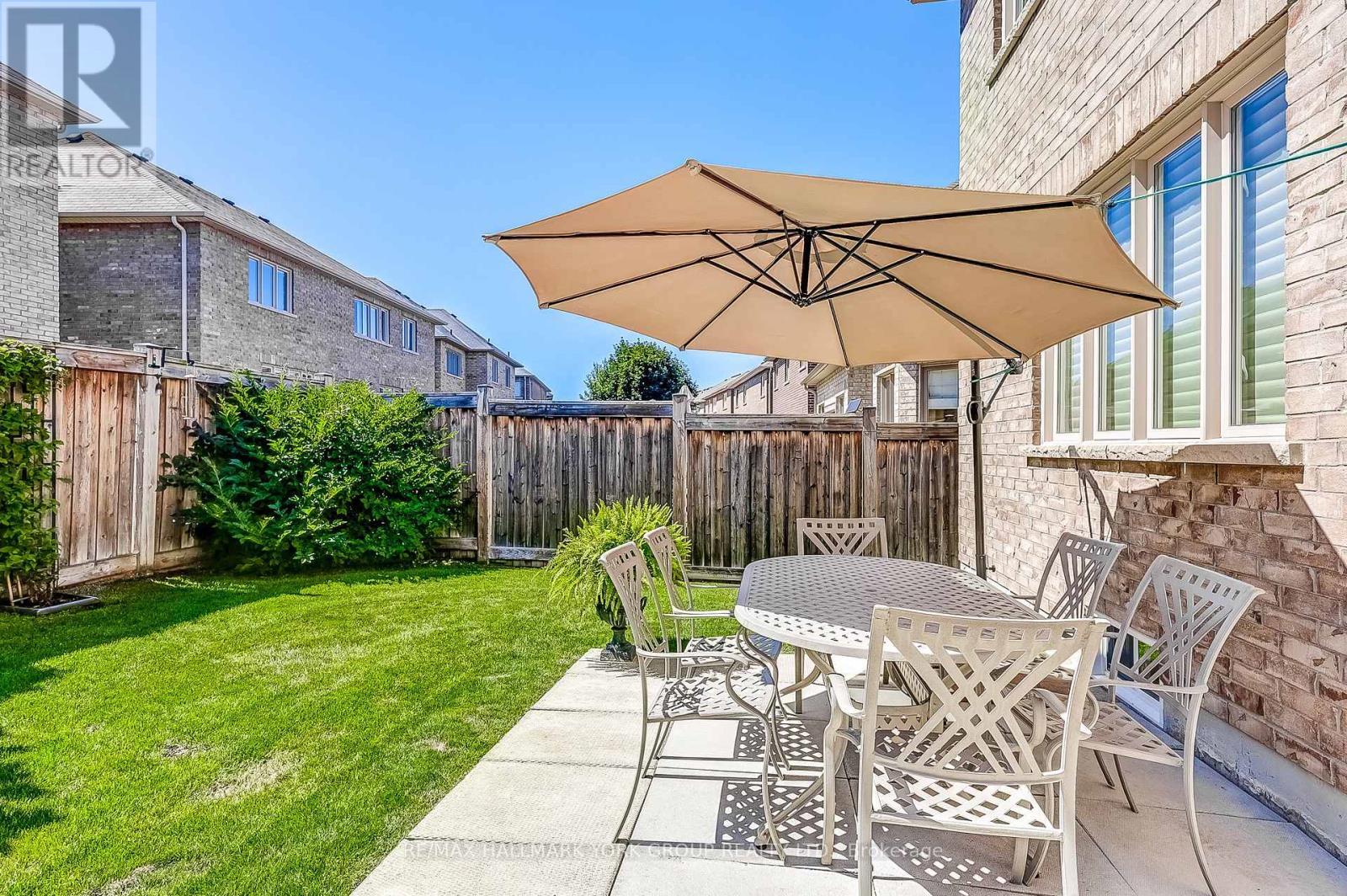 1022 Sherman Brock Circle, Newmarket, ON - Outdoor