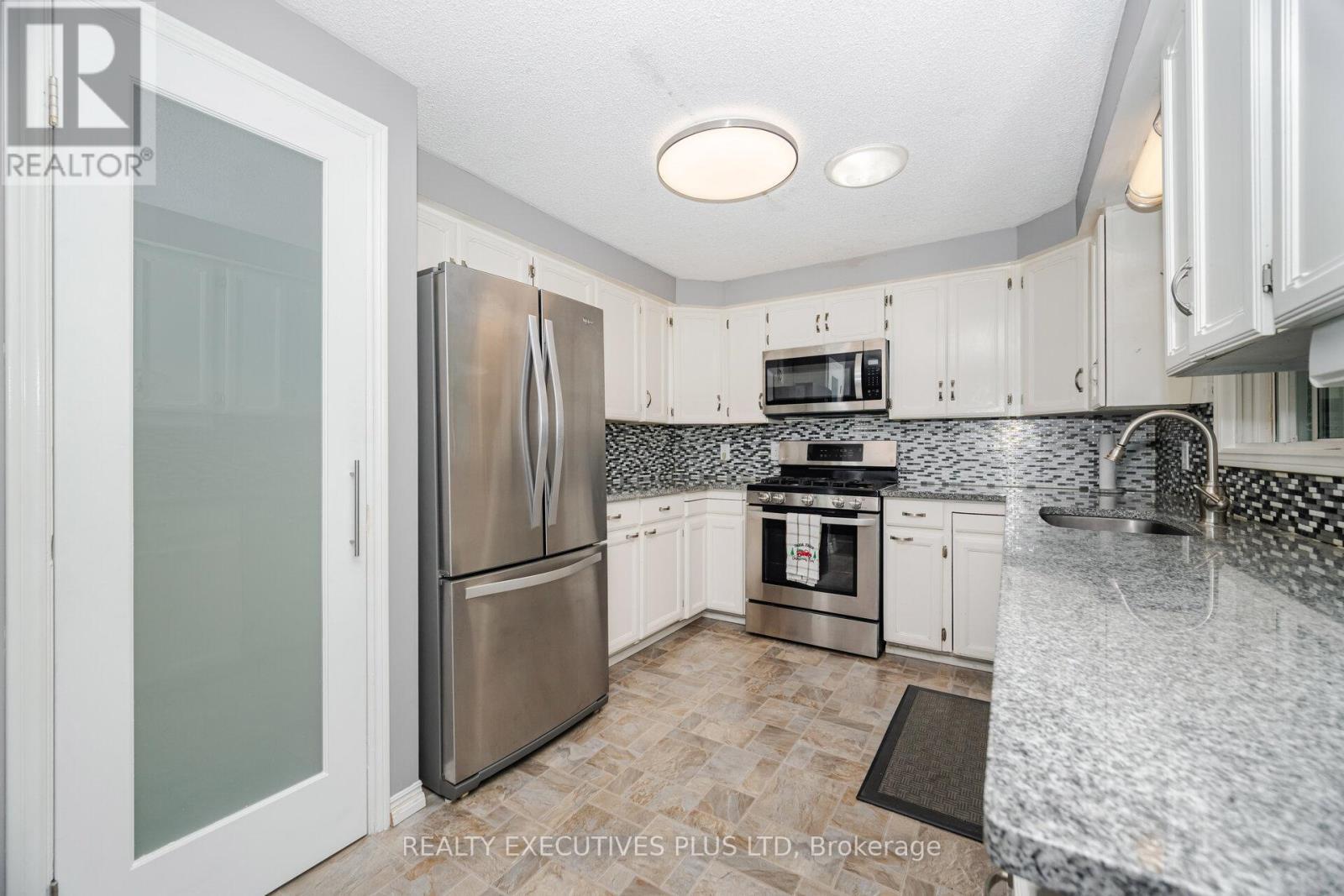 112 Tecumseth Pines Drive, New Tecumseth, ON - Indoor Photo Showing Kitchen With Upgraded Kitchen