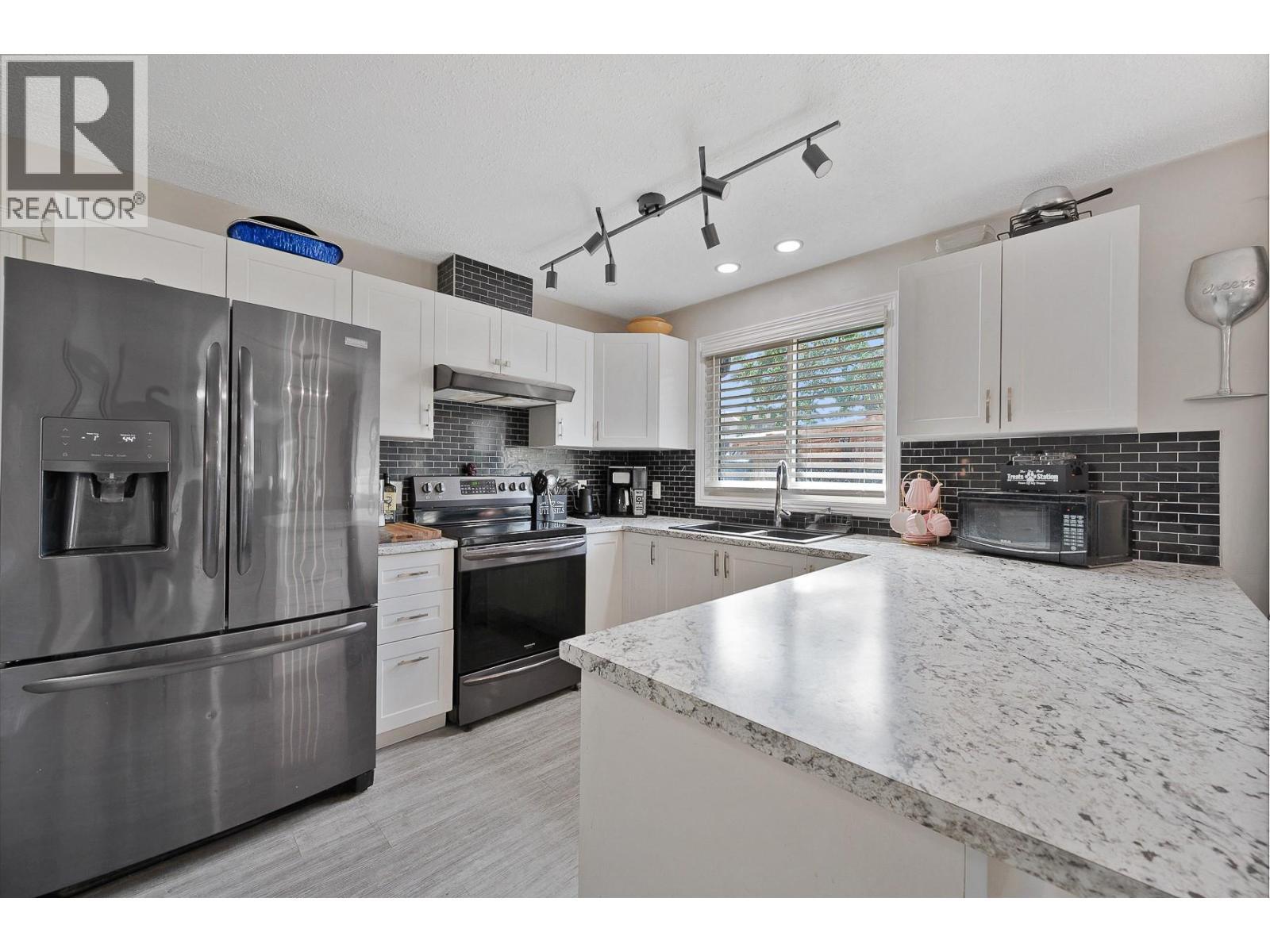 2305 39 Street, Vernon, BC - Indoor Photo Showing Kitchen