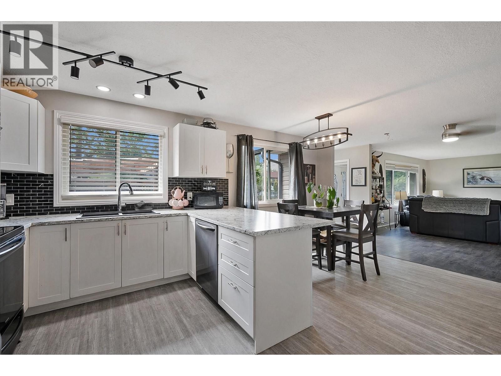 2305 39 Street, Vernon, BC - Indoor Photo Showing Kitchen