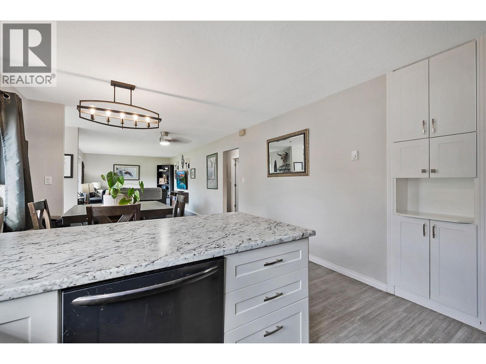 2305 39 Street, Vernon, BC - Indoor Photo Showing Kitchen