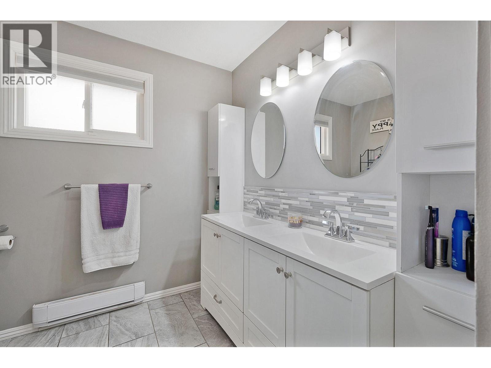 2305 39 Street, Vernon, BC - Indoor Photo Showing Bathroom