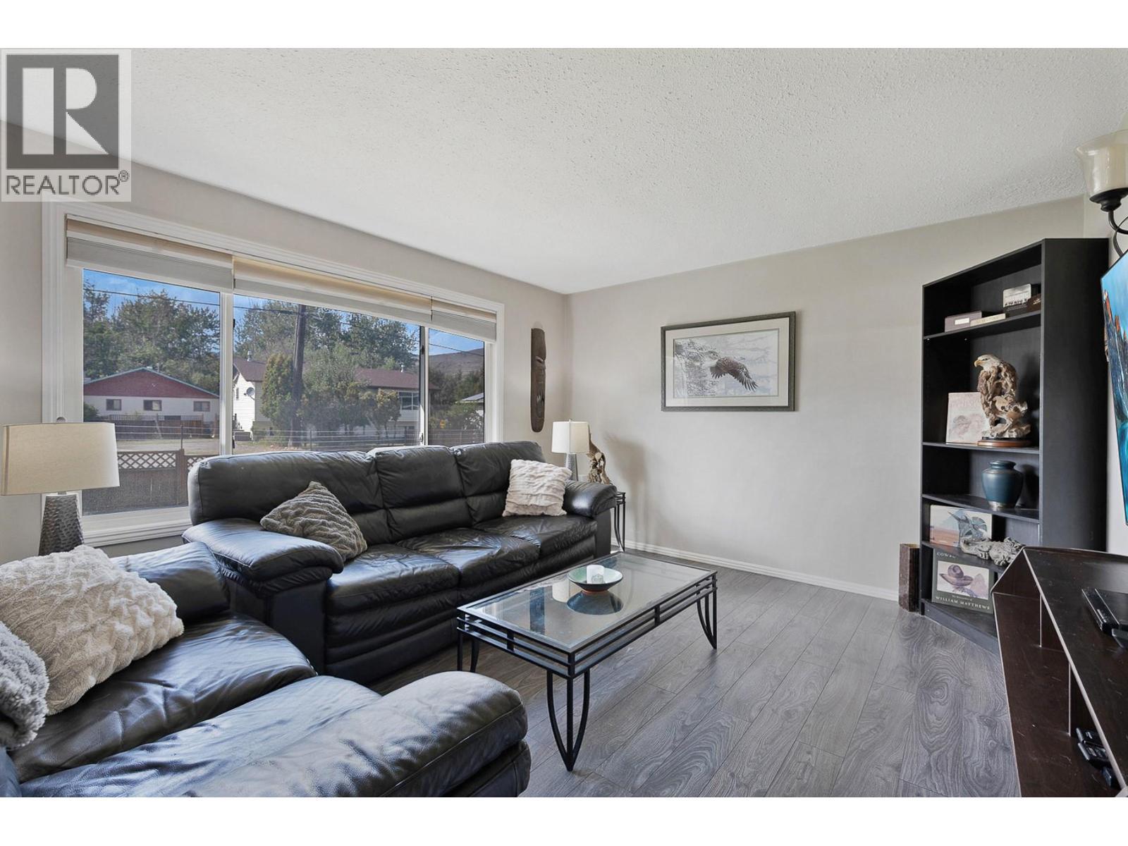 2305 39 Street, Vernon, BC - Indoor Photo Showing Living Room