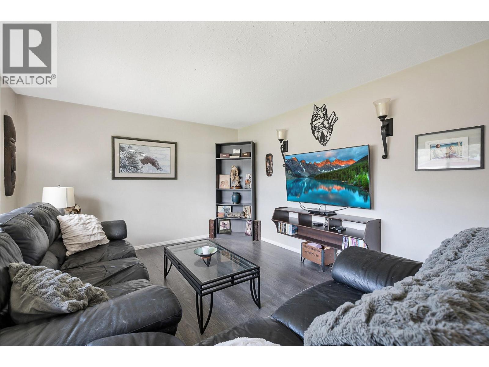 2305 39 Street, Vernon, BC - Indoor Photo Showing Living Room