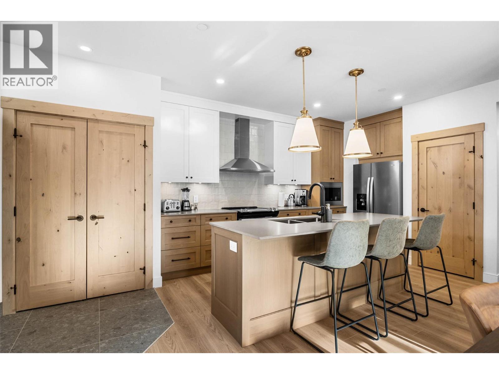 7005 Mcgillivray Lake Drive Unit# 13, Sun Peaks, BC - Indoor Photo Showing Kitchen With Double Sink With Upgraded Kitchen