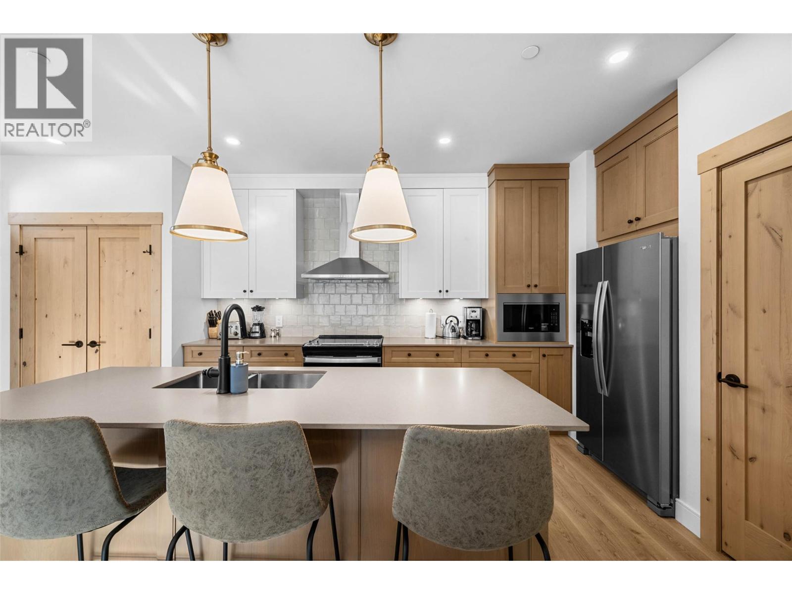 7005 Mcgillivray Lake Drive Unit# 13, Sun Peaks, BC - Indoor Photo Showing Kitchen With Double Sink With Upgraded Kitchen