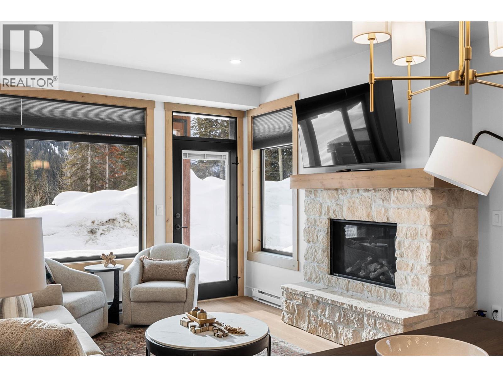 7005 Mcgillivray Lake Drive Unit# 13, Sun Peaks, BC - Indoor Photo Showing Living Room With Fireplace