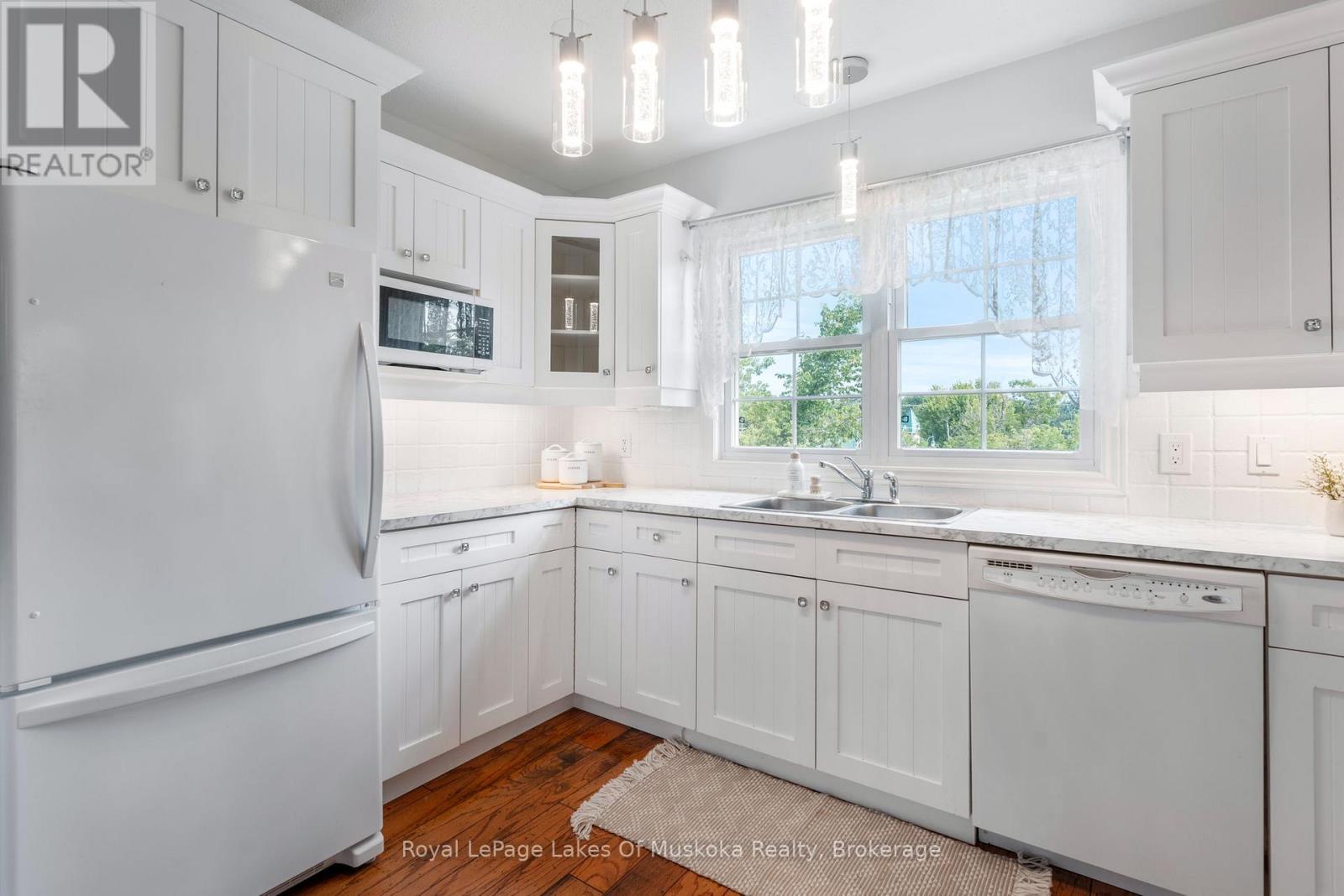 308 - 24 Ontario Street, Bracebridge (Macaulay), ON - Indoor Photo Showing Kitchen With Double Sink