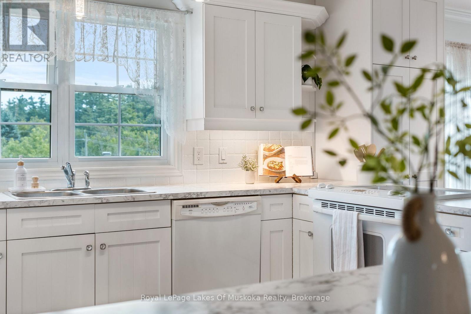 308 - 24 Ontario Street, Bracebridge (Macaulay), ON - Indoor Photo Showing Kitchen With Double Sink