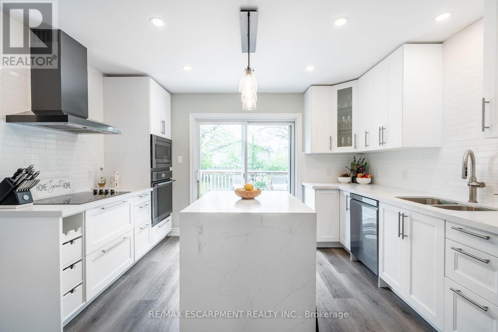 152 Concession 7 Road E, Hamilton, ON - Indoor Photo Showing Kitchen With Double Sink With Upgraded Kitchen