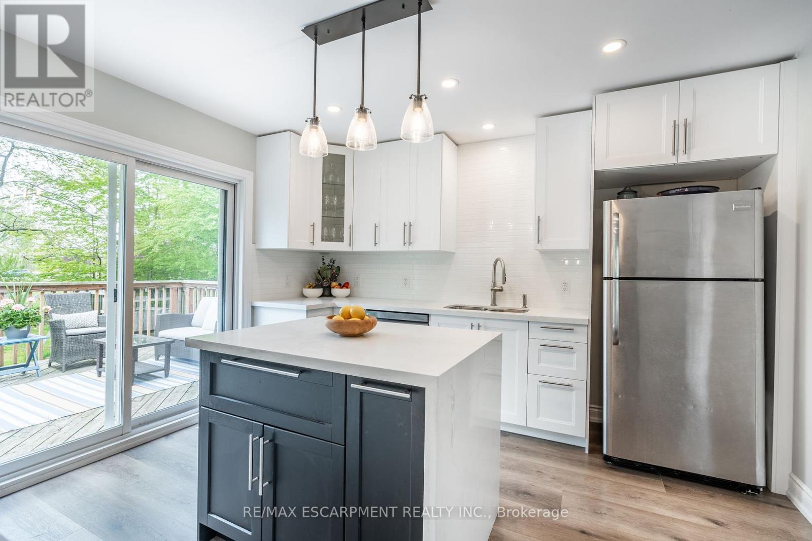 152 Concession 7 Road E, Hamilton, ON - Indoor Photo Showing Kitchen With Upgraded Kitchen