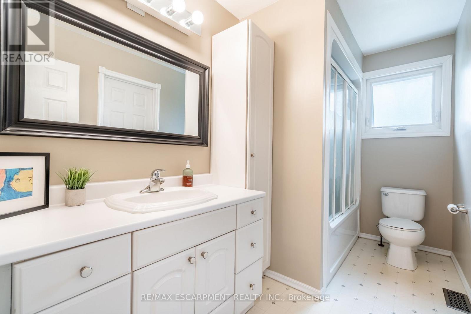 152 Concession 7 Road E, Hamilton, ON - Indoor Photo Showing Bathroom