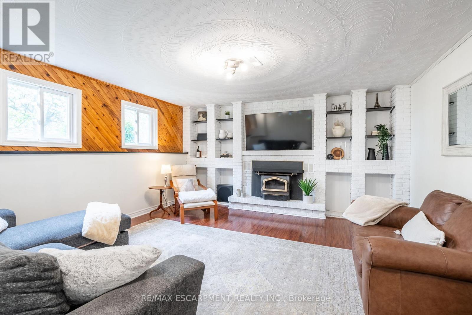 152 Concession 7 Road E, Hamilton, ON - Indoor Photo Showing Living Room With Fireplace