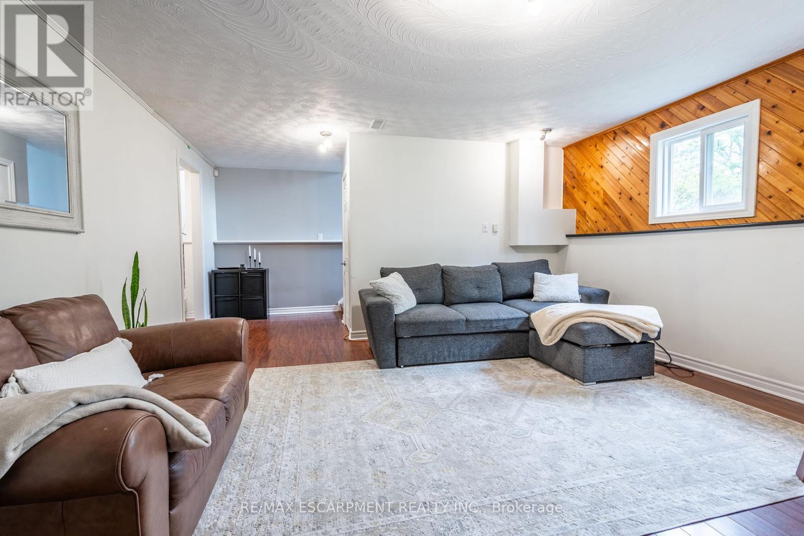 152 Concession 7 Road E, Hamilton, ON - Indoor Photo Showing Living Room