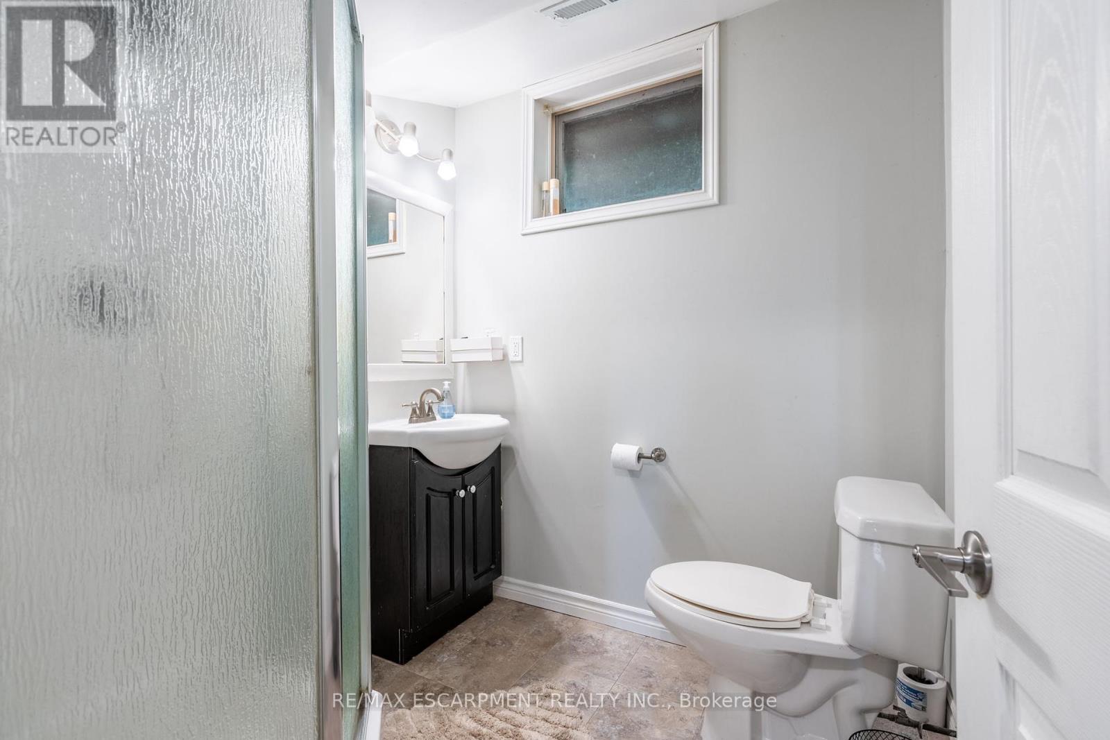 152 Concession 7 Road E, Hamilton, ON - Indoor Photo Showing Bathroom