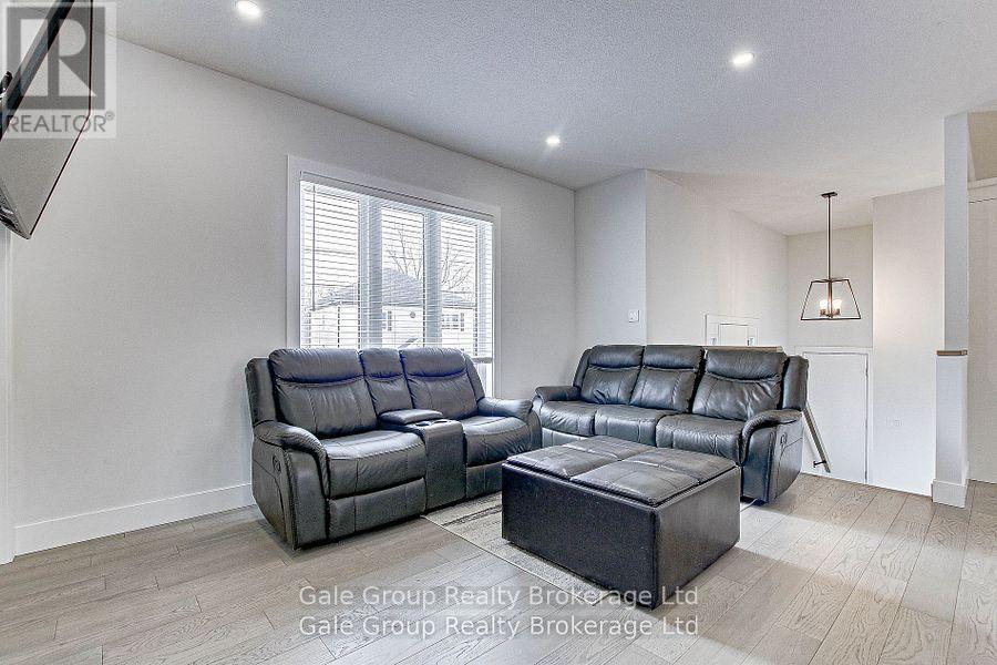 95 Henry Street, Strathroy-Caradoc (Se), ON - Indoor Photo Showing Living Room