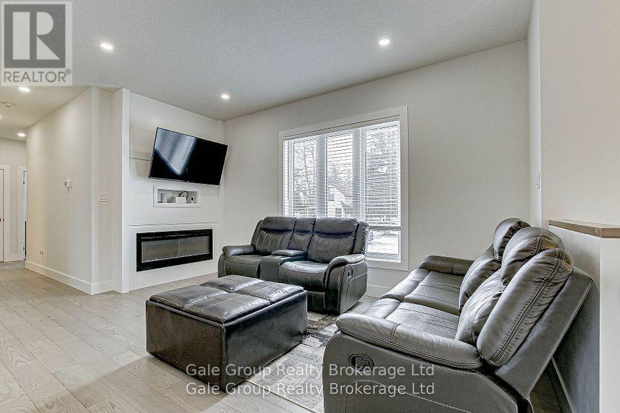 95 Henry Street, Strathroy-Caradoc (Se), ON - Indoor Photo Showing Living Room With Fireplace