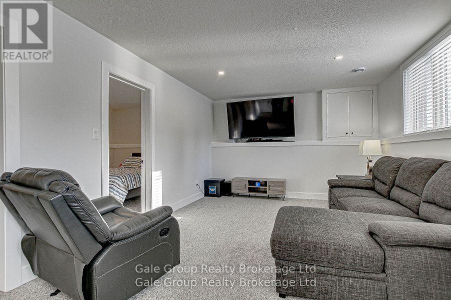 95 Henry Street, Strathroy-Caradoc (Se), ON - Indoor Photo Showing Living Room