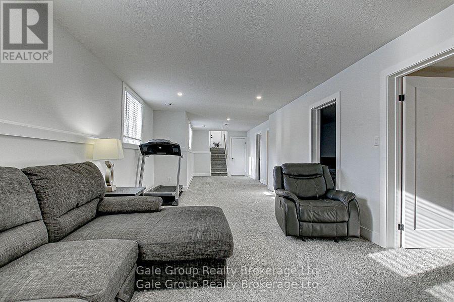 95 Henry Street, Strathroy-Caradoc (Se), ON - Indoor Photo Showing Living Room