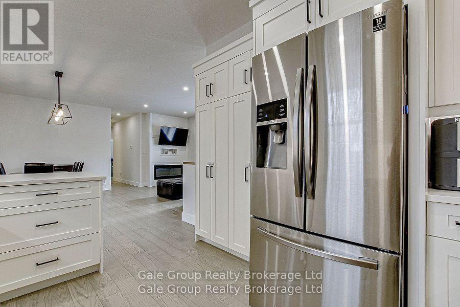 95 Henry Street, Strathroy-Caradoc (Se), ON - Indoor Photo Showing Kitchen