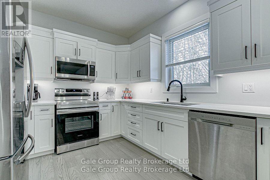 95 Henry Street, Strathroy-Caradoc (Se), ON - Indoor Photo Showing Kitchen