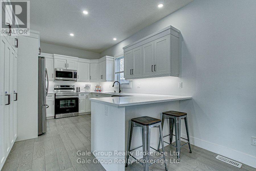 95 Henry Street, Strathroy-Caradoc (Se), ON - Indoor Photo Showing Kitchen