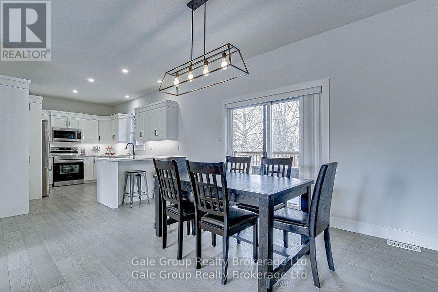 95 Henry Street, Strathroy-Caradoc (Se), ON - Indoor Photo Showing Dining Room
