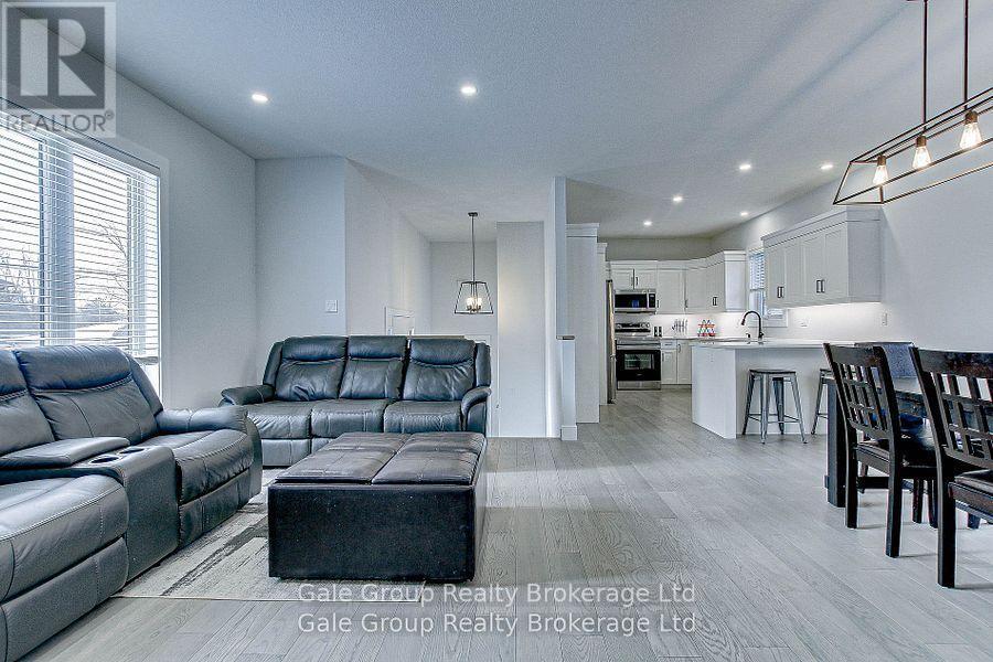 95 Henry Street, Strathroy-Caradoc (Se), ON - Indoor Photo Showing Living Room