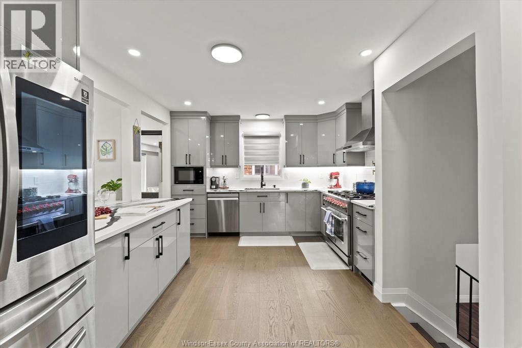 9248 Esplanade Drive, Windsor, ON - Indoor Photo Showing Kitchen With Upgraded Kitchen