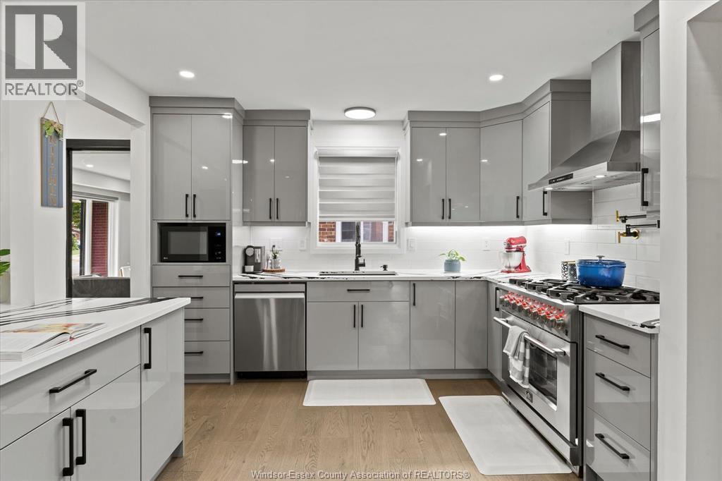 9248 Esplanade Drive, Windsor, ON - Indoor Photo Showing Kitchen With Upgraded Kitchen