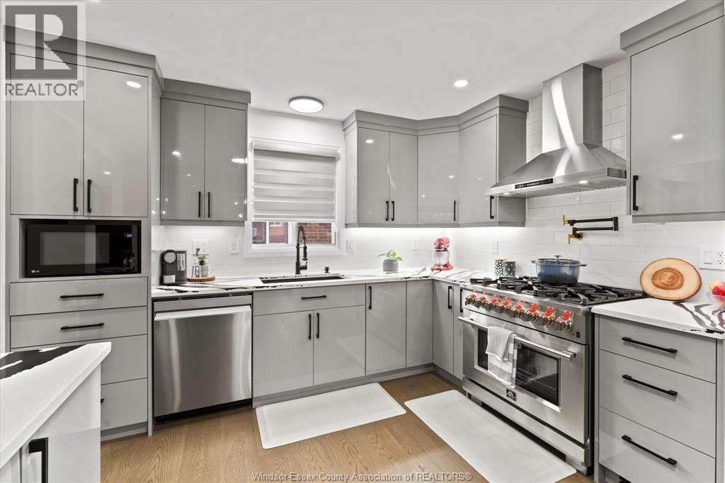9248 Esplanade Drive, Windsor, ON - Indoor Photo Showing Kitchen With Upgraded Kitchen