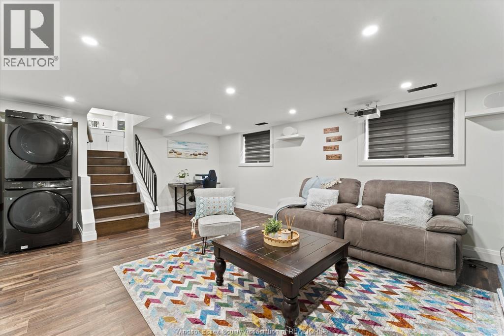 9248 Esplanade Drive, Windsor, ON - Indoor Photo Showing Living Room