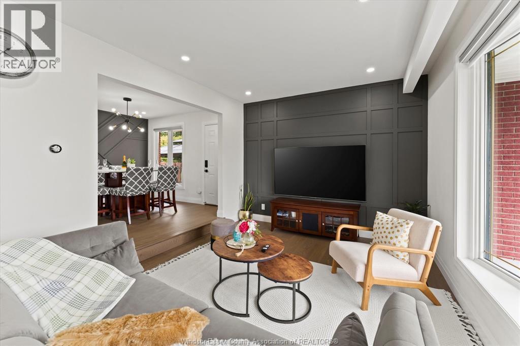 9248 Esplanade Drive, Windsor, ON - Indoor Photo Showing Living Room