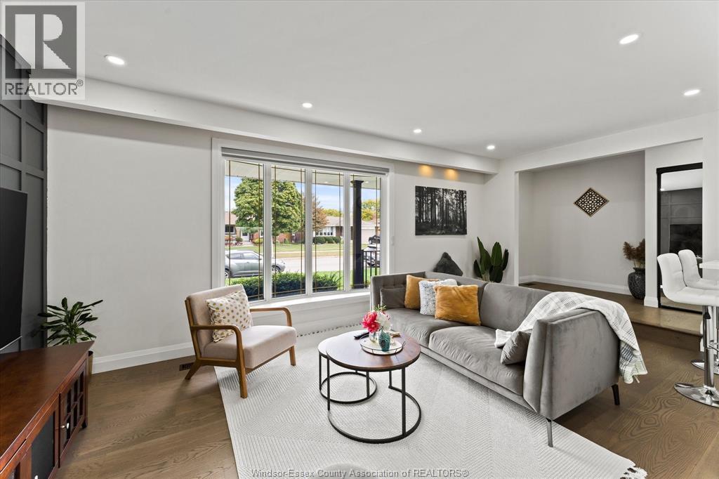9248 Esplanade Drive, Windsor, ON - Indoor Photo Showing Living Room